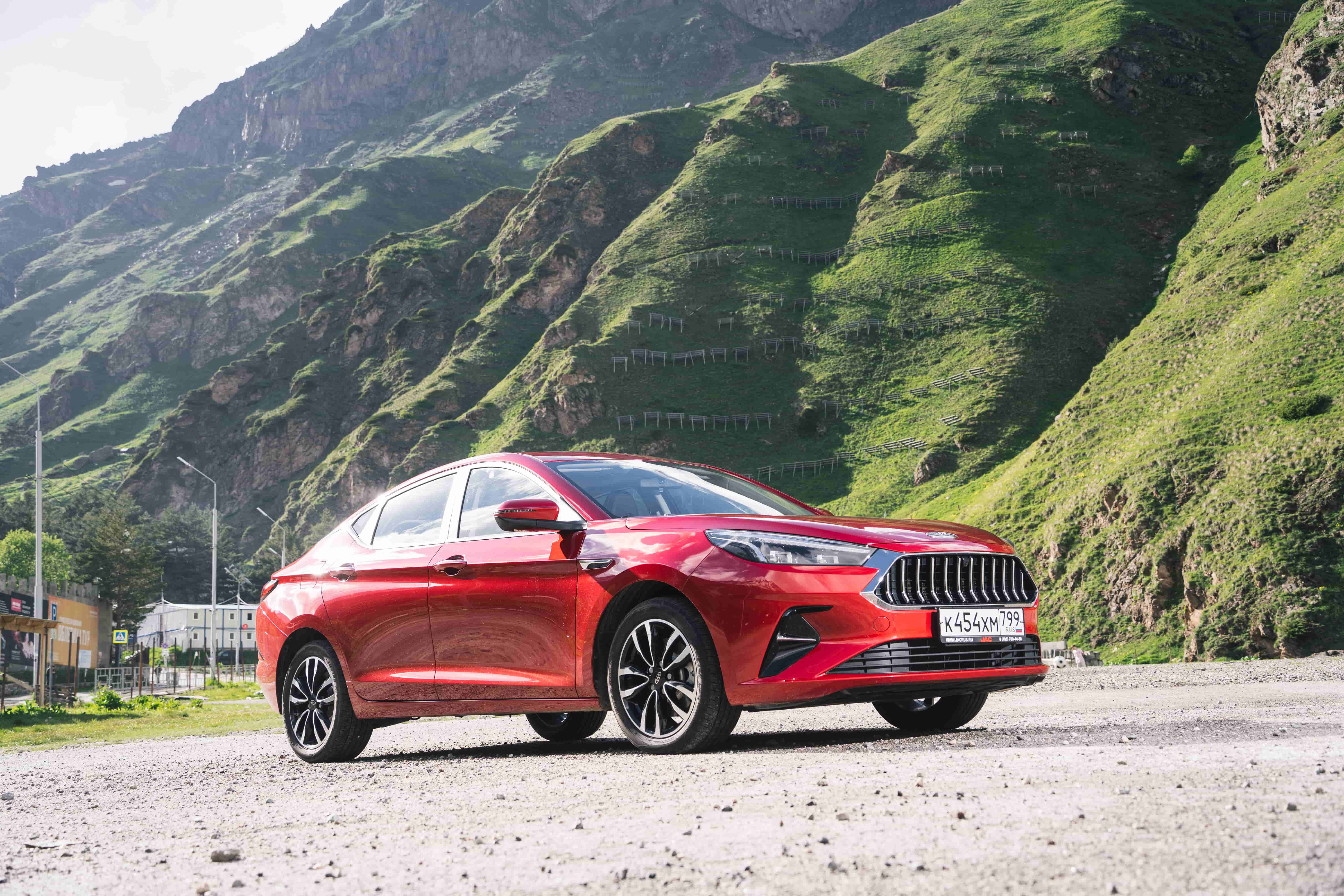 JAC J7 - комфортный лифтбек для семьи